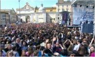 Immagine di Amici, oltre 80.000 fans a Roma ad applaudirli in Piazza del Popolo - Scopri su Televisione